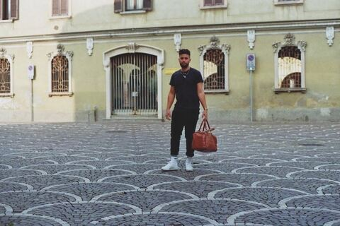 ओन्लीफैंस हैडर चित्र alexdesiderio