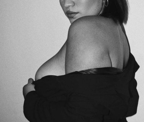 ओन्लीफैंस हैडर चित्र bbhoe