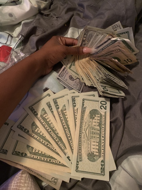 ओन्लीफैंस हैडर चित्र bnaassty