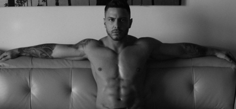 ओन्लीफैंस हैडर चित्र bojantodoroski