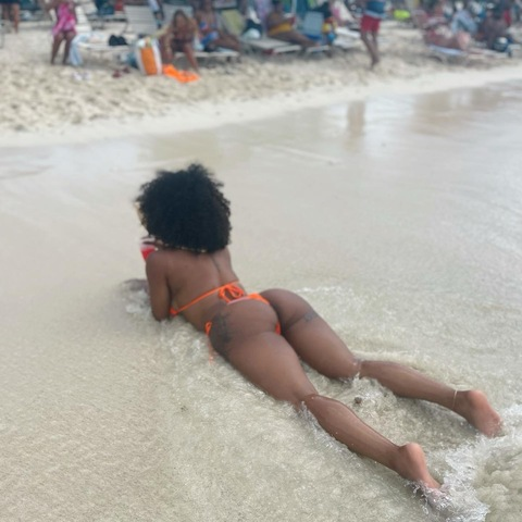 ओन्लीफैंस हैडर चित्र calishabreanna