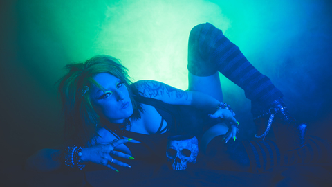 ओन्लीफैंस हैडर चित्र countessfae