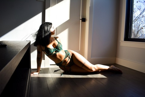 Imagem do cabeçalho do OnlyFans de essieofficial