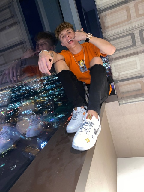 ओन्लीफैंस हैडर चित्र ethanseeksof