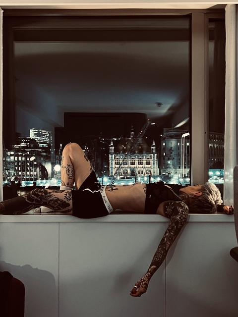 ओन्लीफैंस हैडर चित्र holly_inked