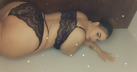 ओन्लीफैंस हैडर चित्र honeyella_535