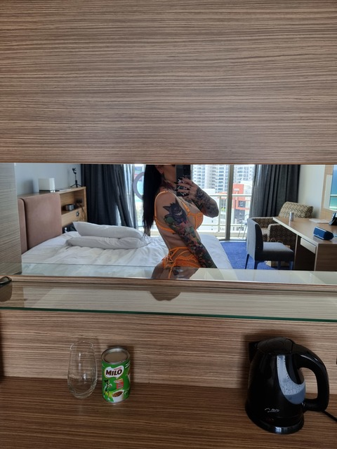 ओन्लीफैंस हैडर चित्र hyliafree