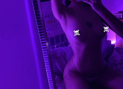 ओन्लीफैंस हैडर चित्र jevadetujevo