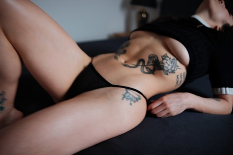 ओन्लीफैंस हैडर चित्र karaxaen