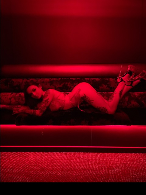 ओन्लीफैंस हैडर चित्र kitteninked