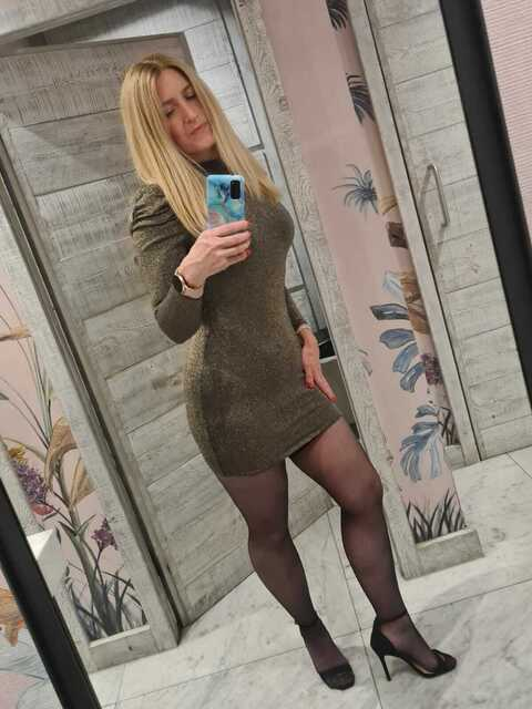 OnlyFans header picture louisefabs