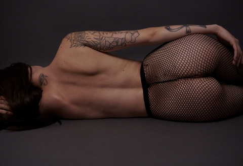 ओन्लीफैंस हैडर चित्र lyranqueen