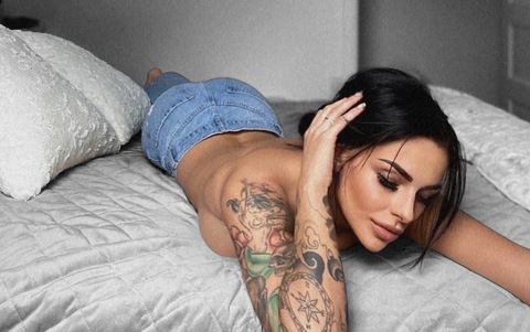 OnlyFansヘッダー画像maunikacsamson