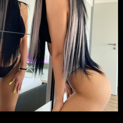 Imagem do cabeçalho do OnlyFans de medeea_larisa