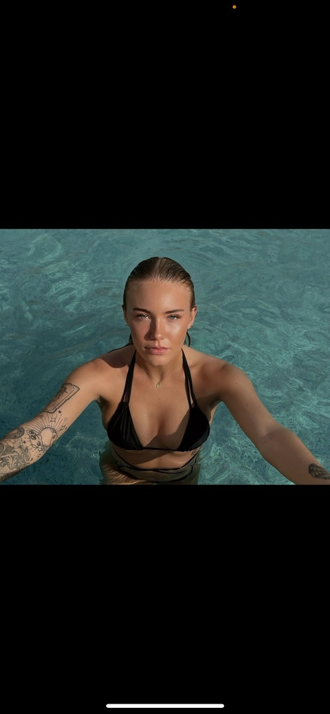 OnlyFans header picture miabiababbyy