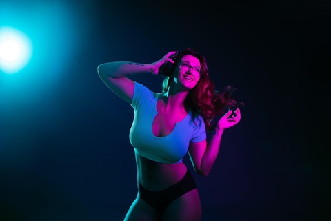 ओन्लीफैंस हैडर चित्र mingsu