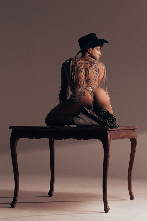 Снимка за заглавие на OnlyFans oparanoiaviva