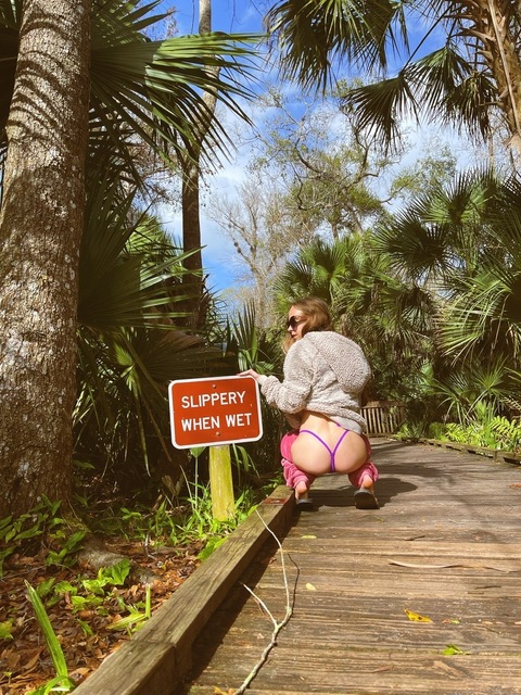 OnlyFans header picture petite_bl0ndei