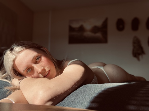 OnlyFansヘッダー画像phoebejoy