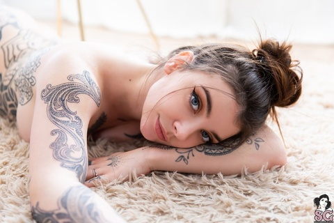 ओन्लीफैंस हैडर चित्र pialora