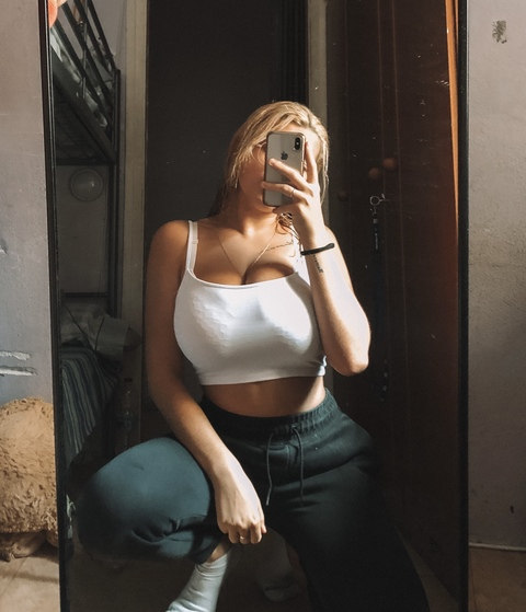 ओन्लीफैंस हैडर चित्र roro10616