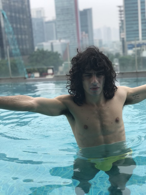 ओन्लीफैंस हैडर चित्र self-exciting