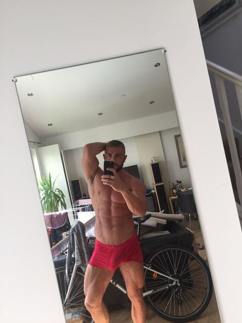 ओन्लीफैंस हैडर चित्र sydneyshaw