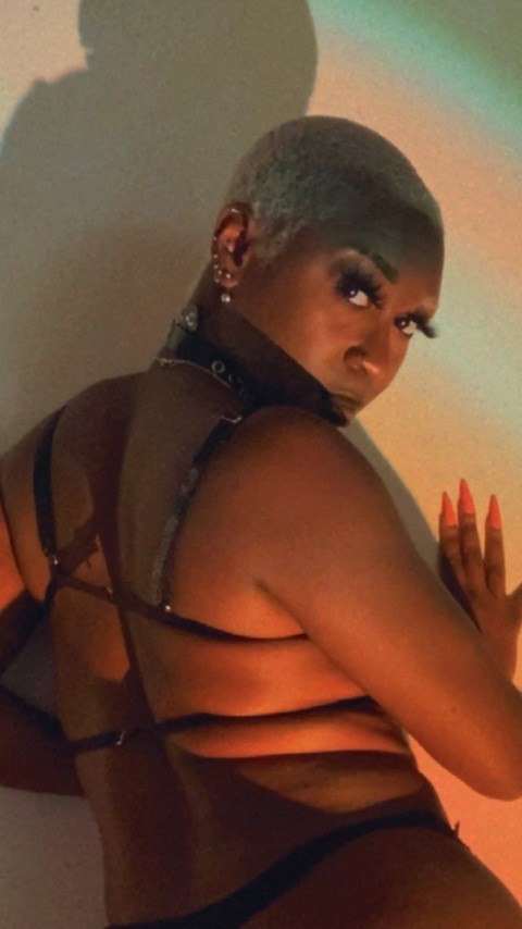 OnlyFans header picture tae_noir