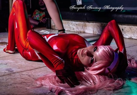 OnlyFans header picture theravendoll