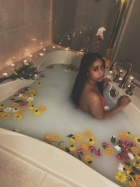 ओन्लीफैंस हैडर चित्र tinydolltasia