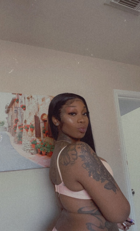 ओन्लीफैंस हैडर चित्र tsyattie