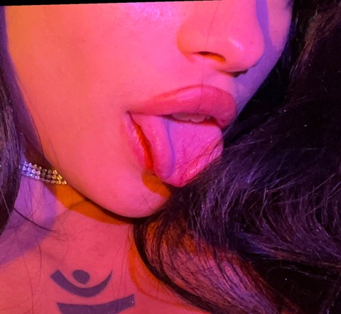 ओन्लीफैंस हैडर चित्र voulaire