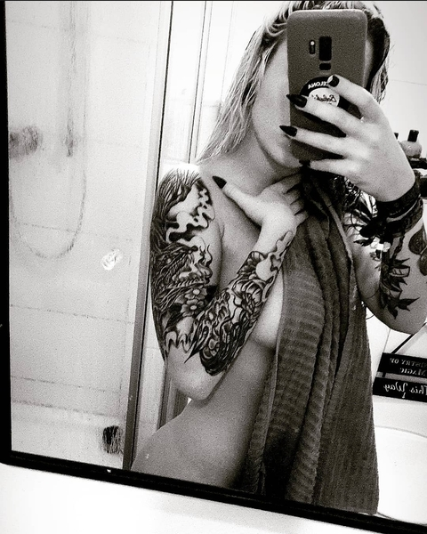 Imagem do cabeçalho do OnlyFans de yearwalkatmidnight