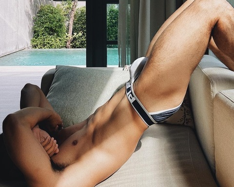 ओन्लीफैंस हैडर चित्र zaizaikhun